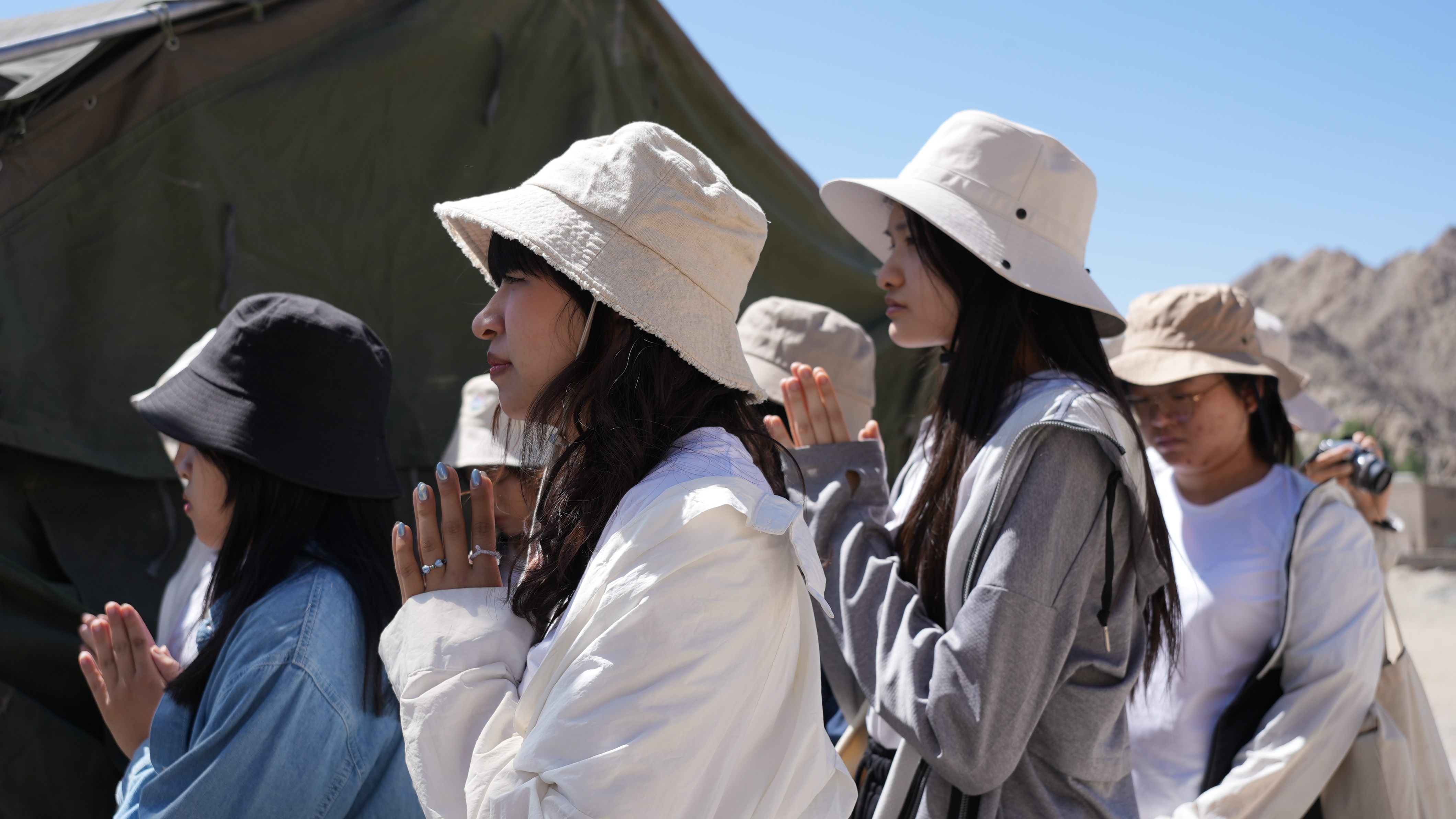 Jullay 團員們隨著學生的禱告聲，一起虔誠地禱告